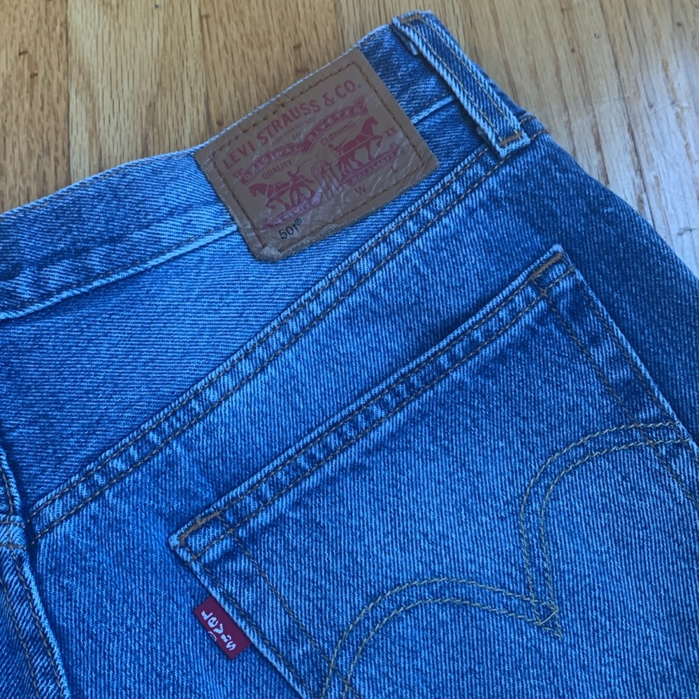 Levi’s 501 cut off shorts. Size 28. - Picture 4 of 7